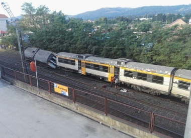 Cel puţin două persoane şi-au pierdut viaţa, după ce un tren de pasageri a deraiat în nord-vestul Spaniei