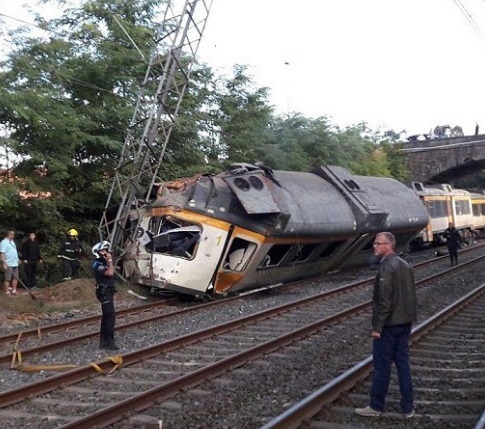 Cel puţin patru morţi după ce un tren de pasageri a deraiat în provincia spaniolă Galicia VIDEO