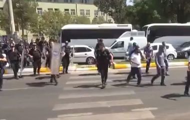 PROTEST al profesorilor în Turcia: Poliţia a reţinut zeci de oameni şi a folosit tunuri cu apă pentru a dispersa mulţimea. VIDEO
