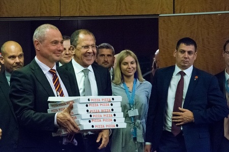 Lavrov a folosit pizza şi votcă pentru a-l ironiza pe Kerry, la Geneva 