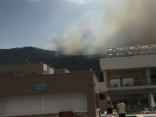Incendii puternice de vegetaţie pe insula Thassos, frecventată de turişti români