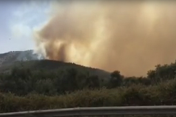 Incendiile de pe insula Thassos, frecventată de români, se extind; cel puţin un pompier a fost rănit în timpul intervenţiei