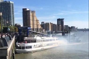 O navă de pasageri s-a izbit de malul Tamisei, după ce un motor a luat foc
