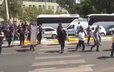 Protestele izbucnite în sud-estul Turciei, după demiterea din funcţie a 28 de primari, au degenerat în violenţe