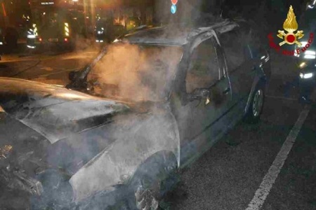 Maşina unor români a fost incendiată în Italia, al patrulea automobil aparţinând unor străini distrus în zonă
