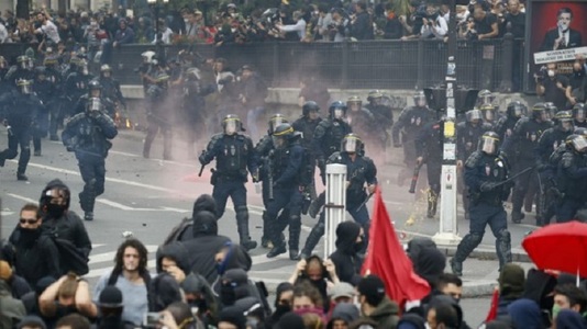 Cel puţin cinci poliţişti şi un civil răniţi şi peste zece arestări la Paris, la manifestaţii împotriva legii muncii