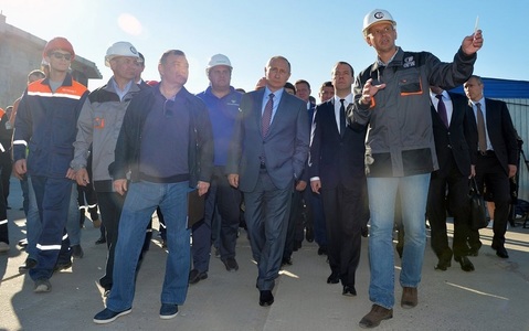 Putin inspectează la Kerci şantierul podului care urmează asigure o legătură între Crimeea şi Rusia