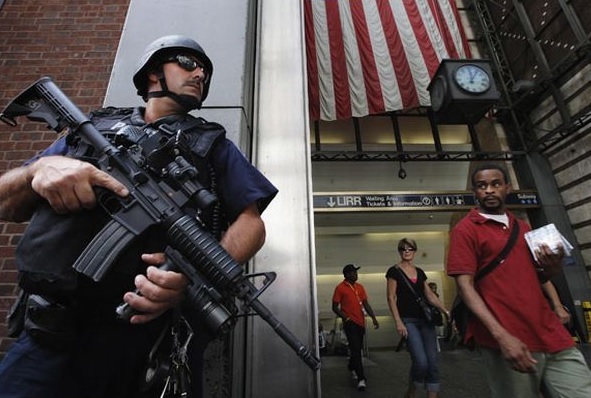 Trei poliţişti newyorkezi au fost răniţi de un bărbat înarmat cu un satâr în Manhattan VIDEO
