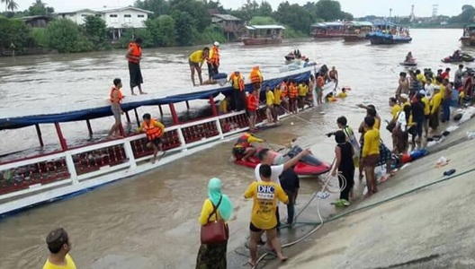 Thailanda: Cel puţin zece persoane şi-au pierdut viaţa, după ce o ambarcaţiune cu turişti s-a răsturnat pe un râu
