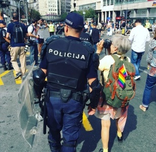 Mii de poliţişti sârbi au asigurat securitatea participanţilor la parada Gay Pride din Belgrad