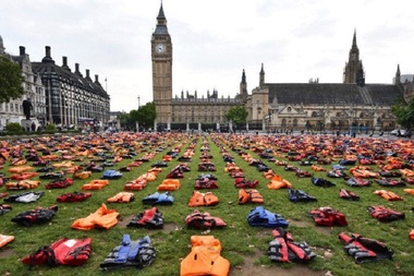 "Cimitir al vestelor de salvare" în faţa Parlamentului britanic, înainte de summitul ONU pentru refugiaţi