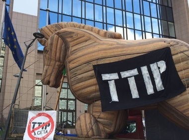 Mii de persoane au protestat faţă de acordurile de liber schimb transatlantice în Bruxelles