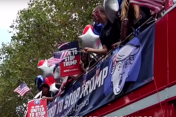 Un autobuz anti-Trump a strabătut străzile din Londra