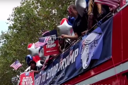Un autobuz anti-Trump a strabătut străzile din Londra