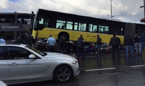 Unspreze persoane rănite la Istanbul după ce un pasager l-a agresat cu umbrela pe şoferul unui autobuz care a intrat pe contrasens
