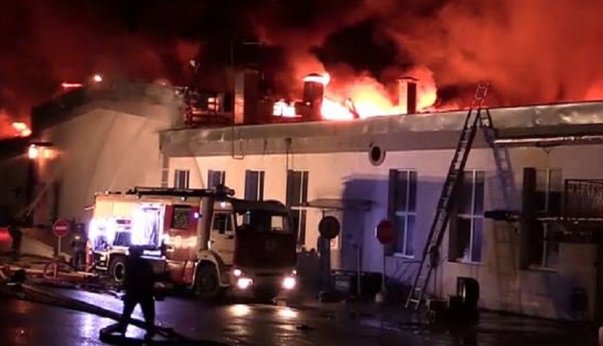 Opt pompieri morţi la Moscova în timpul intervenţiei împotriva unui incendiu la un depozit de mase plastice