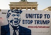 Activişti anti-Trump au dărâmat un "Zid al Berlinului" din carton, cu figura republicanului pe el, în capitala germană