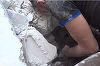 Rawan Alowsh, o fetiţă de cinci ani, scoasă în viaţă dintre dărâmături la Alep în urma unui bombardament. VIDEO