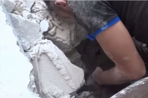 Rawan Alowsh, o fetiţă de cinci ani, scoasă în viaţă dintre dărâmături la Alep în urma unui bombardament. VIDEO