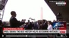 George W. Bush îl întrerupe pe Barack Obama şi-i cere să-i facă o fotografie cu telefonul. VIDEO