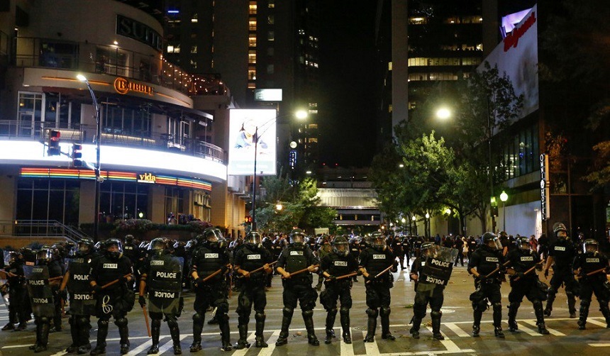 SUA: Câteva sute de persoane au participat la a şasea noapte de proteste faţă de brutalitatea poliţiei din Charlotte
