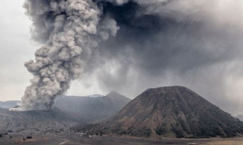 Turişti evacuaţi în Indonezia, în urma erupţiei Vulcanului Barujari