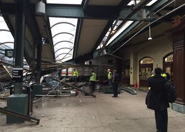 ACCIDENT feroviar grav în SUA: O persoană a murit, iar 75 sunt rănite după ce un tren a lovit clădirea unei gări în New Jersey. Mulţi dintre răniţi sunt în stare critică. UPDATE, FOTO, VIDEO