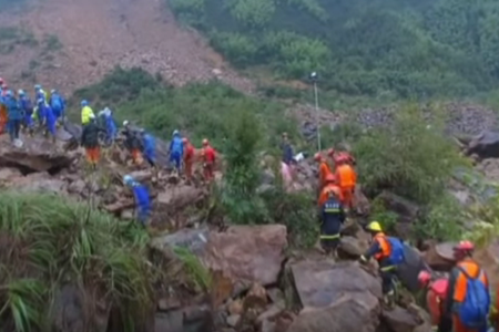 Cel puţin 32 de oameni sunt daţi dispăruţi în urma unei alunecări de teren în China