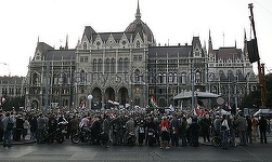 Aproximativ 30 de musulmani participă la un tur pe jos, în Budapesta, intitulat \