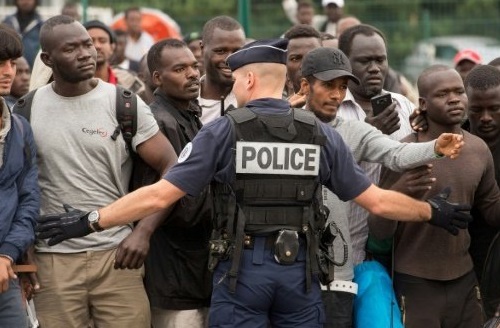 Ciocniri violente între forţele de ordine, migranţi şi protestatari în faţa ”Junglei” din Calais