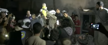 Wahida, o fetiţă de patru luni, salvată dintre dărâmături la Idleb de Căştile Albe, în urma unui bombardament soldat cu şase morţi