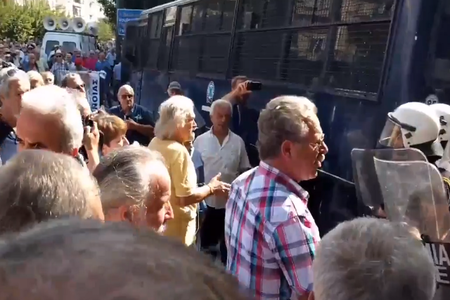 Un protest al pensionarilor de la Atena a degenerat în violenţe