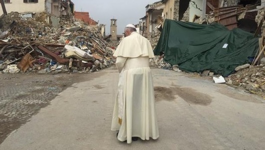 Papa Francisc participă la o vizită surpriză în localitatea Amatrice, distrusă în urmă cu o lună de un seism devastator