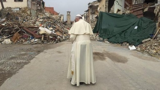 Papa Francisc participă la o vizită surpriză în localitatea Amatrice, distrusă în urmă cu o lună de un seism devastator