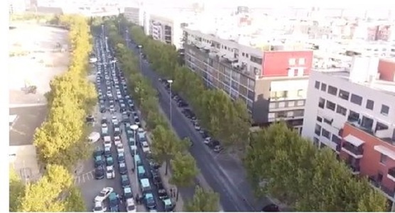 Sute de taxiuri blochează aeroportul din Lisabona în semn de protest faţă de legalizarea Uber şi Cabify