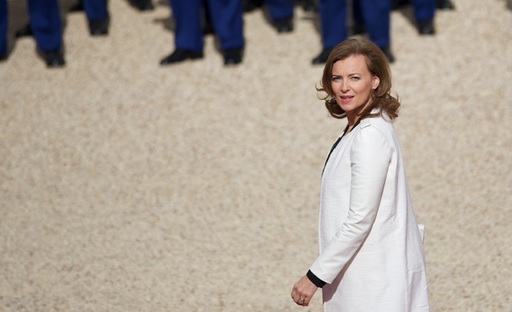 Trierweiler publică pe Twitter un SMS atribuit lui Hollande în care apare expresia "fără dinţi"