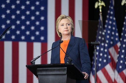 Un fost colaborator CIA, inculpat pentru trafic de arme în Libia, acuză Guvernul SUA că l-a folosit ca ţap ispăşitor pentru a o apăra pe Clinton