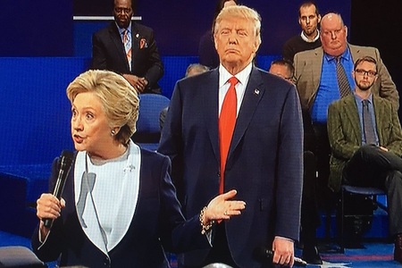 Hillary Clinton îl acuză pe prezidenţiabilul republican că a urmărit-o pe scenă în timpul ultimei dezbateri