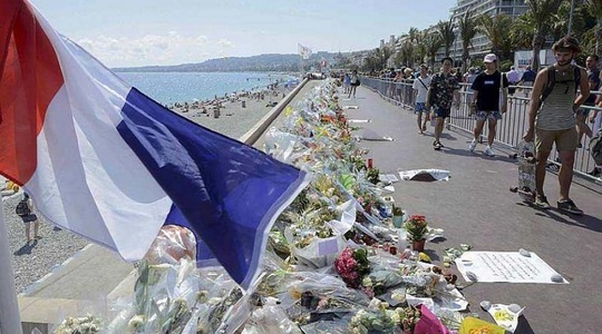 Lacrimi şi împăcare la ceremonia dedicată memoriei victimelor atacului de la Nisa