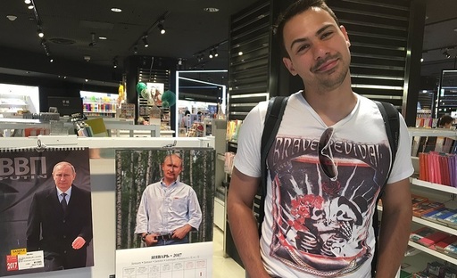 Putin pozează cu un pui de pisică în calendarul pentru 2017