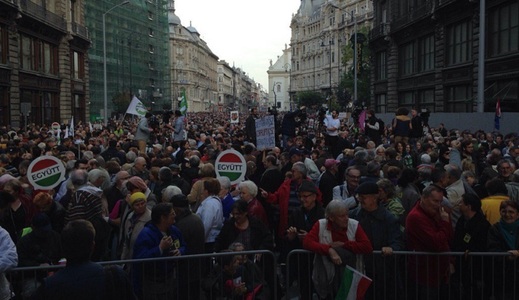 Mii de oameni denunţă la Budapesta corupţia Guvernului Orban şi cer libertatea presei