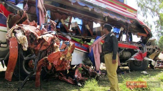 Cel puţin 30 de oameni au murit într-un accident de autobuz, în Pakistan