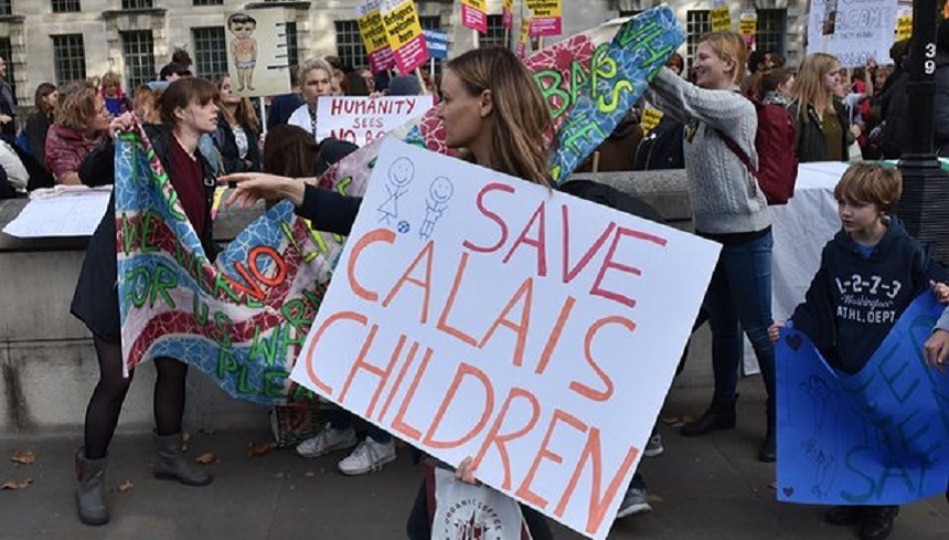 Paisprezece copii din "jungla" de la Calais sosesc în Marea Britanie