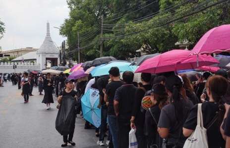 Thailandezii au epuizat stocul de haine negre, din cauza doliului naţional decretat după moartea regelui Bhumibol Adulyadej