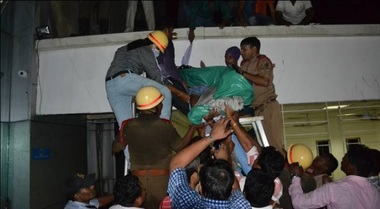 India: Până la 19 persoane şi-au pierdut viaţa într-un incendiu izbucnit într-un spital din Odisha