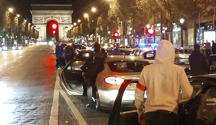Poliţişti francezi manifestează în mai multe oraşe din Franţa împotriva lui Valls şi Cazeneuve 