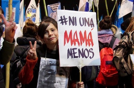 Femeile argentiniene protestează în negru, după ce o adolescentă violată şi-a pierdut viaţa