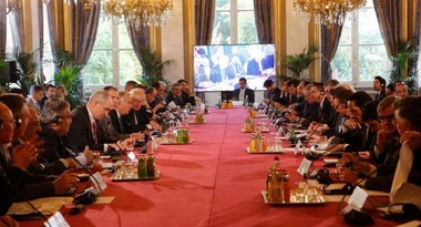 Forţele irakiene avansează mai rapid decât s-a prevăzut la Mosul, anunţă al-Abadi în reuniunea de la Paris; Hollande avertizează că jihadiştii fug la Rakka în Siria
