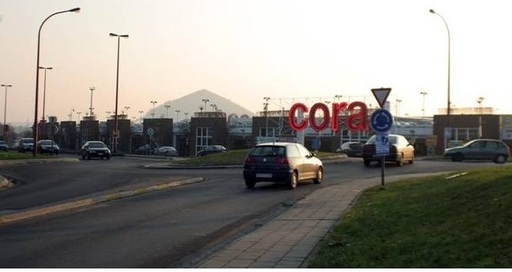 Autorităţile belgiene susţin că un bărbat înarmat cu un Kalaşnikov a deschis focul într-un magazin de bijuterii din Chatelinau
