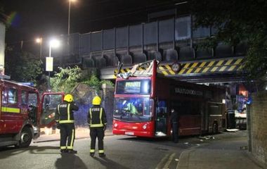 Autorităţile britanice anunţă 26 de răniţi, după ce un autobuz supraetajat s-a izbit de un pod londonez